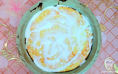 Затем достаньте запеканку, смажьте оставшейся сметаной. Запекайте еще 10 минут.