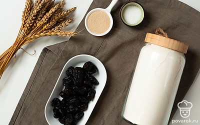 Подготовьте продукты для багета с черносливом. Чернослив тщательно помойте и обсушите. Воду охладите. Совет: Часто сухофрукты обрабатывают сернистым газом для длительного хранения и блестящего вида. Чтобы избавиться от него, замочите чернослив в холодной воде с добавлением нескольких капель столового уксуса.