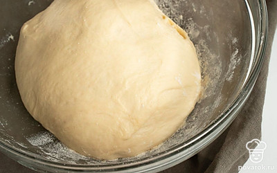 Завершите приготовления теста. Растяните и сложите тесто один раз. Проделайте то же самое через 20 минут. Уберите в холод на 24 часа для вызревания.