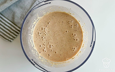 Всыпьте в чашу блендера овсяные хлопья, влейте молоко. Добавьте яйцо, банан, разрыхлитель и сахар. Пробейте все блендером до однородного состояния.