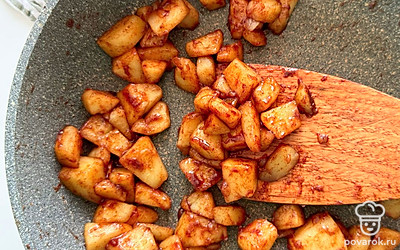 Почистите яблоко и нарежьте кубиками. Растопите сливочное масло. Переложите в сковороду яблоки, всыпьте сахар и корицу. Перемешайте и обжарьте до мягкости яблок.