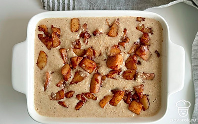 Вылейте тесто в форму для запекания. Выложите яблоки на тесто.