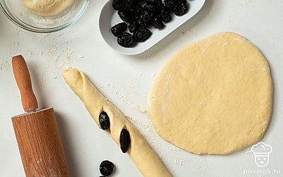 Приготовьте багеты с черносливом. Разделите тесто руками на четыре части. Сделайте шары, из которых потом сформируйте рулеты. Дайте "отдохнуть" 20 минут. После этого каждый рулет растяните в лепешку толщиной 1 см. Заверните в длинный жгут (50-65 см). Противень с пекарской бумагой припылите мукой. Выложите багеты. Оставьте на 30 минут. Сверху сделайте диагональные надрезы, в которые уложите по одному черносливу. Запекайте при 250 градусах 20-25 минут.