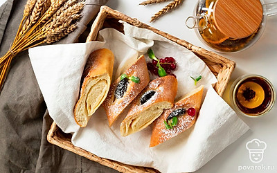 Хорошо остудите багеты с черносливом, нарежьте на кусочки так, чтобы в каждом был сухофрукт, и подайте к столу.