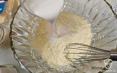 Добавьте молоко и еще раз перемешайте. 