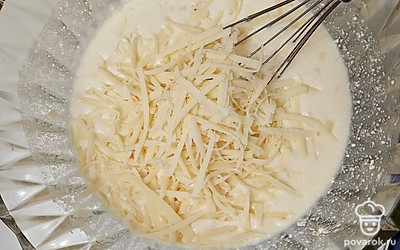 Сыр натрите на крупной терке и добавьте в тесто. 
