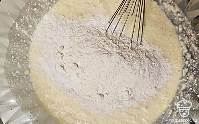 Муку и разрыхлитель просейте с помощью сита, чтобы мука напиталась кислородом. Перемешайте еще раз.