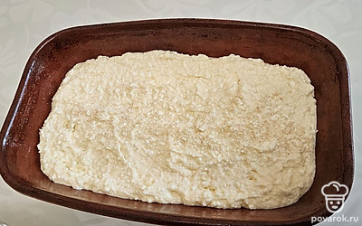 Выложите тесто в форму для запекания. Отправьте в духовку запекаться до румяного цвета. Томите ориентировочно 25 минут.