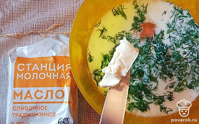 Добавьте сливочное масло. Посолите по вкусу. Все хорошо перемешайте.