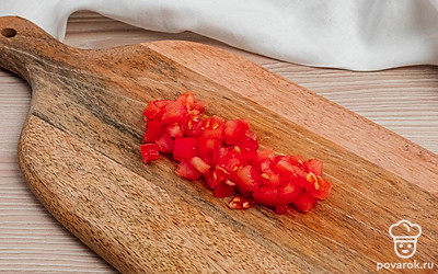 Нарежьте помидор на мелкие кубики