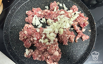 На растительном масле обжарьте фарш и лук, нарезанный мелким кубиком, в течение 7 минут.