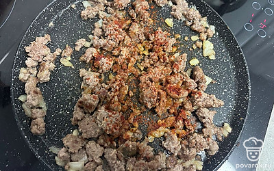 Добавьте паприку и соль. Обжарьте еще 3 минуты.