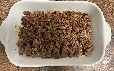 На дно формы выложите обжаренный фарш.