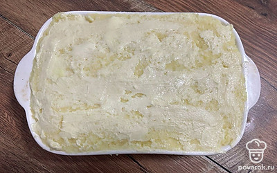 Следующим слоем выложите картошку. Смажьте размягченным сливочным маслом. Отправьте в духовку при 180 градусах на 15-20 минут.