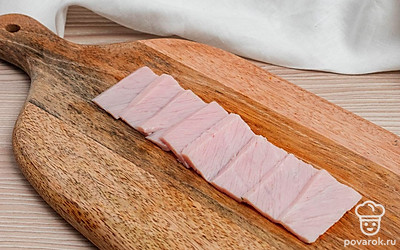 Нарежьте карбонад на слайсы