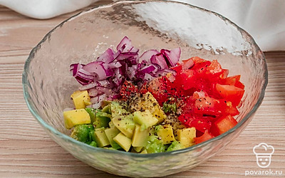 Сделайте сальсу: в одну емкость положите нарезанные кубиками помидоры, лук, авокадо, добавьте соль, перец и перемешайте