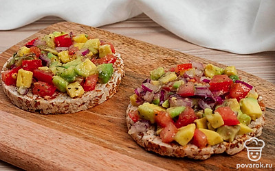 Сальсу поместите на хлебцы