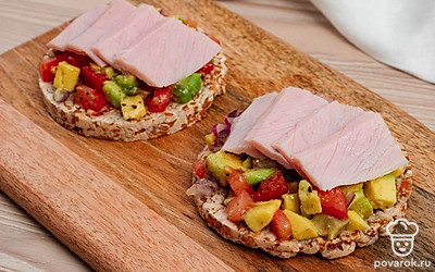 Сверху выложите слайсы карбонада