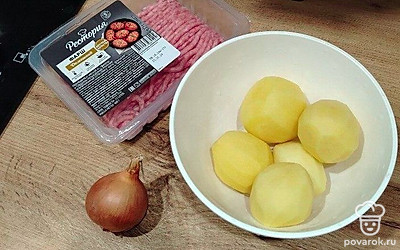 Картофель и лук очистите от кожуры. 