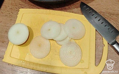 Картофель и лук нарежьте кольцами. На дно формы для запекания выложите слой картофеля. Посолите и поперчите по вкусу. 