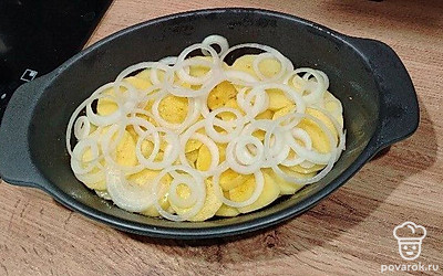На картофель выложите луковые кольца. 