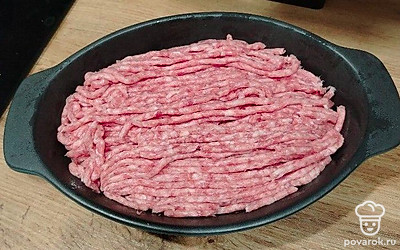 Сверху распределите фарш. Снова немного посолите. По желанию добавьте специи. 