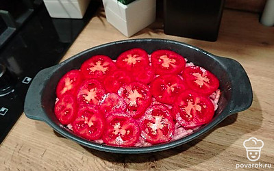 Выложите помидор, нарезанный кольцами. Отправьте в разогретую до 180 градусов духовку на 30 минут. 