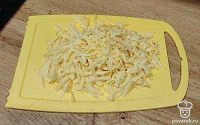 Сыр натрите на крупной терке. 