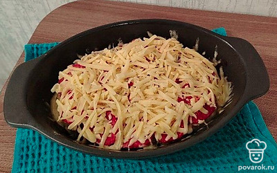 Через 30 минут достаньте запеканку. Посыпьте тертым сыром. Поставьте в духовку еще на 5 минут. 