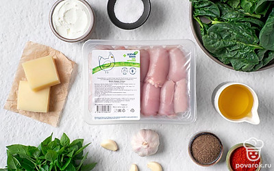 Помойте шпинат и промокните его бумажным полотенцем. 