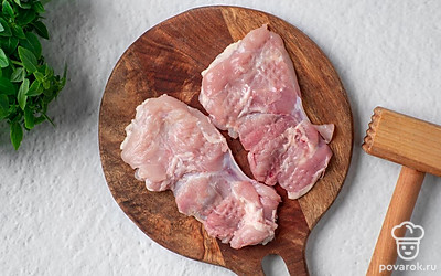 Разрежьте куриное бедро вдоль, чтобы получились тонкие пластины. При помощи молотка или скалки отбейте курицу.