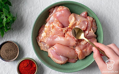 В миске смешайте 1 ст. ложку оливкового масла с 1 зубчиком чеснока, пропущенным через пресс, паприкой, солью и перцем. Положите куриное филе в маринад, хорошо перемешайте и оставьте на 15–30 минут.