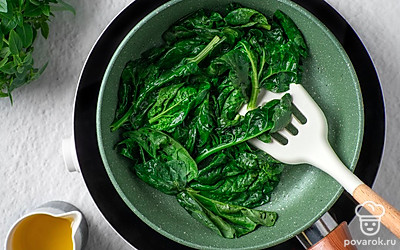 Добавьте оливковое масло в предварительно разогретую сковороду. Выложите шпинат в сковороду и готовьте на среднем огне, постоянно помешивая, пока листья не «подвянут» — это займет 2–3 минуты.