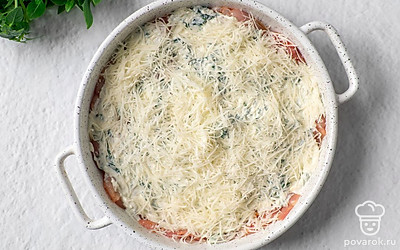 Выньте курицу из маринада и дайте лишней жидкости стечь. Выложите курицу в форму для запеканки в один слой. Сверху выложите соус и посыпьте остатками тертого сыра. Запекайте в духовке при 180˚С 20–30 минут до золотистой корочки.