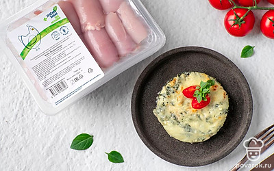 Подавайте запеканку теплой, украсив зеленью и дополнив любимым гарниром или овощным салатом. 