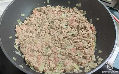 Лук мелко нарежьте, обжарьте вместе с измельченным чесноком. Добавьте фарш, посолите по вкусу. Помешивая, обжарьте до готовности (около 10-15 минут). 