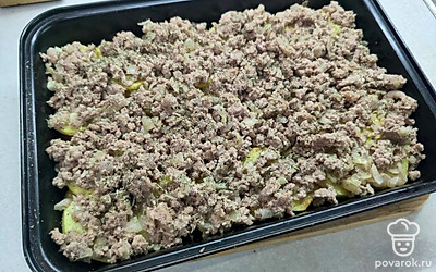 Поверх баклажанов выложите слой тонко нарезанной картошки. Сверху выложите обжаренный фарш. Посыпьте специями. 