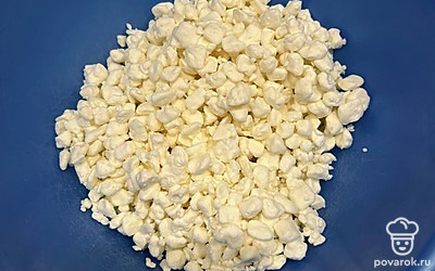 В миску выложите 280 граммов творога.