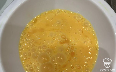 В другую мисочку разбейте 2 яйца. Размешайте их вилкой около 30 секунд.