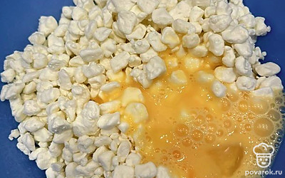 Влейте только 82 грамма яиц в творог.