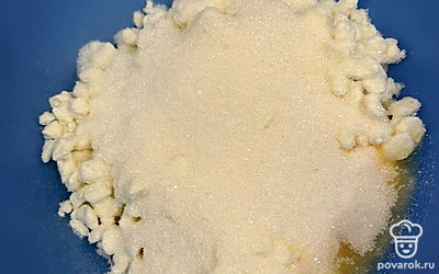 Также к творогу и яйцу добавьте сахар.