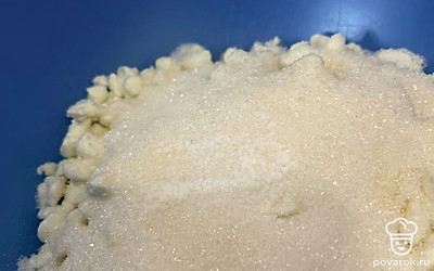 Добавьте ванилин в творожную массу. Тщательно пробейте ее блендером около 3-4 минут.