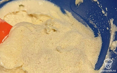 В творожную массу добавьте манную крупу. Все перемешайте до однородности.