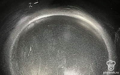 Чашу мультиварки-скороварки смажьте сливочным маслом.