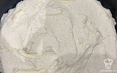 В чашу выложите творожное тесто.