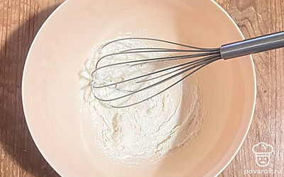 Смешайте манку и сметану. Оставьте на 5 минут.