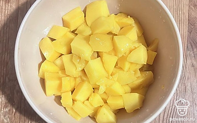 Нарежьте манго небольшими кубиками.