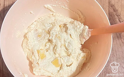 В сметану с манкой добавьте сахар и яйцо. Размешайте до однородной массы. Затем добавьте творог и тщательно перемешайте. Добавьте манго и перемешайте.