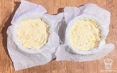 Вылейте в форму подготовленную массу. Выпекайте в духовке 30 минут.