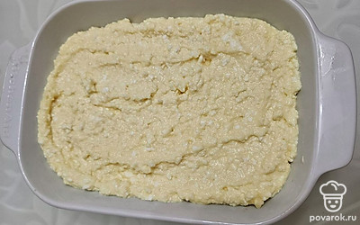 Выложите тесто в форму для запекания и отправьте в духовку на 20-25 минут. Выпекайте до румяной корочки. 